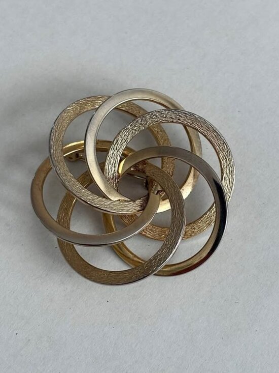 Jewelry - Vintage Gold Metal Interlocking Circle Brooch